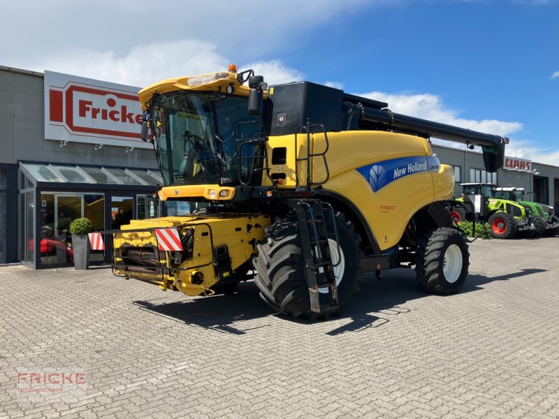 Mähdrescher Türe ait New Holland CR 9090 Allrad, Gebrauchtmaschine içinde Demmin (resim 1)