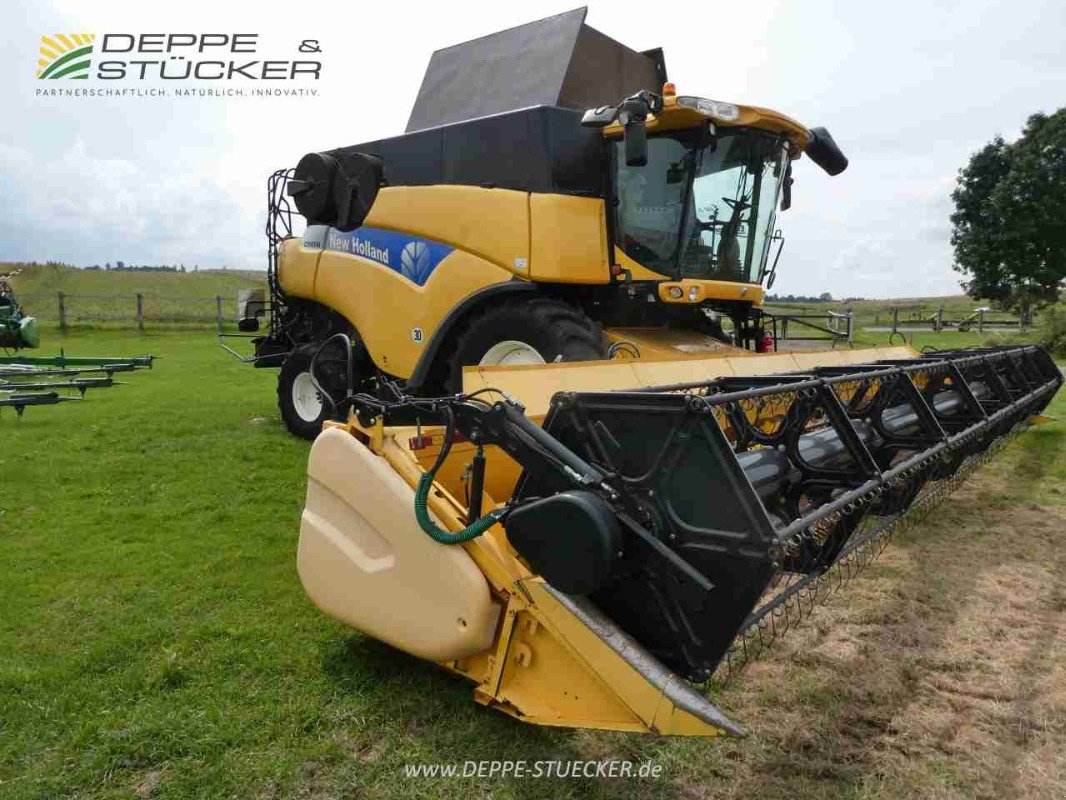 Mähdrescher des Typs New Holland CR 9090 Elevation, Gebrauchtmaschine in Lauterberg/Barbis (Bild 11)