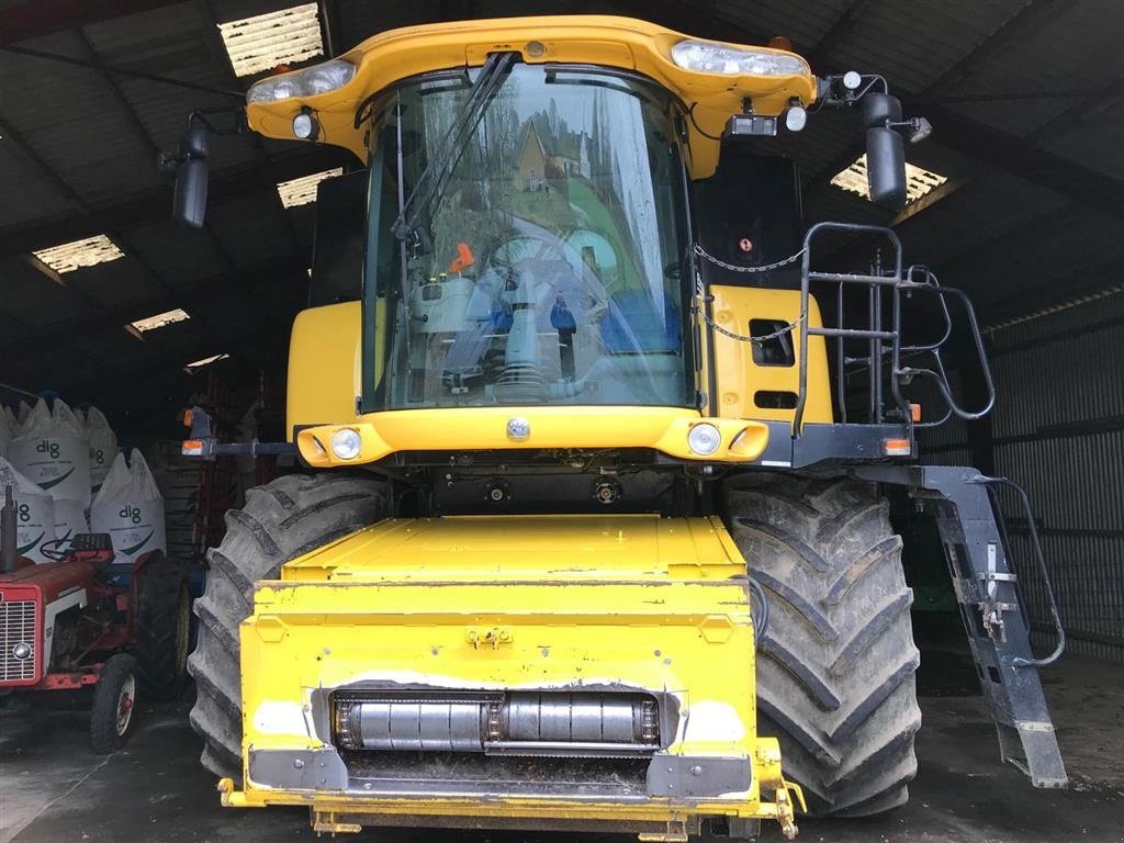 Mähdrescher tip New Holland CR 9090 SLH Elevation Kørt i Sønderjylland. Selvoprettende solkasse. Incl. 35" NH Vario Feed skærebord. Kan ses i Sønderjylland. Ring til Ulrik for besigtigelse og mere info. Jeg snakker Jysk, tysk og engelsk., Gebrauchtmaschine in Kolding (Poză 7)