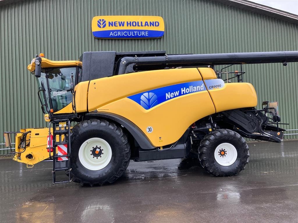 Mähdrescher typu New Holland CR 9090 SLH Elevation Kørt på Fyn. Selvoprettende solkasse. Incl. 35" NH Vario Feed skærebord. Kan ses på Fyn. OptiSpread, avnspreder, udbytte og fugtmåler, Intelliview III, kompressoer, kamera, SmartSteer, AGR Ready mm., Gebrauchtmaschine v Kolding (Obrázek 1)