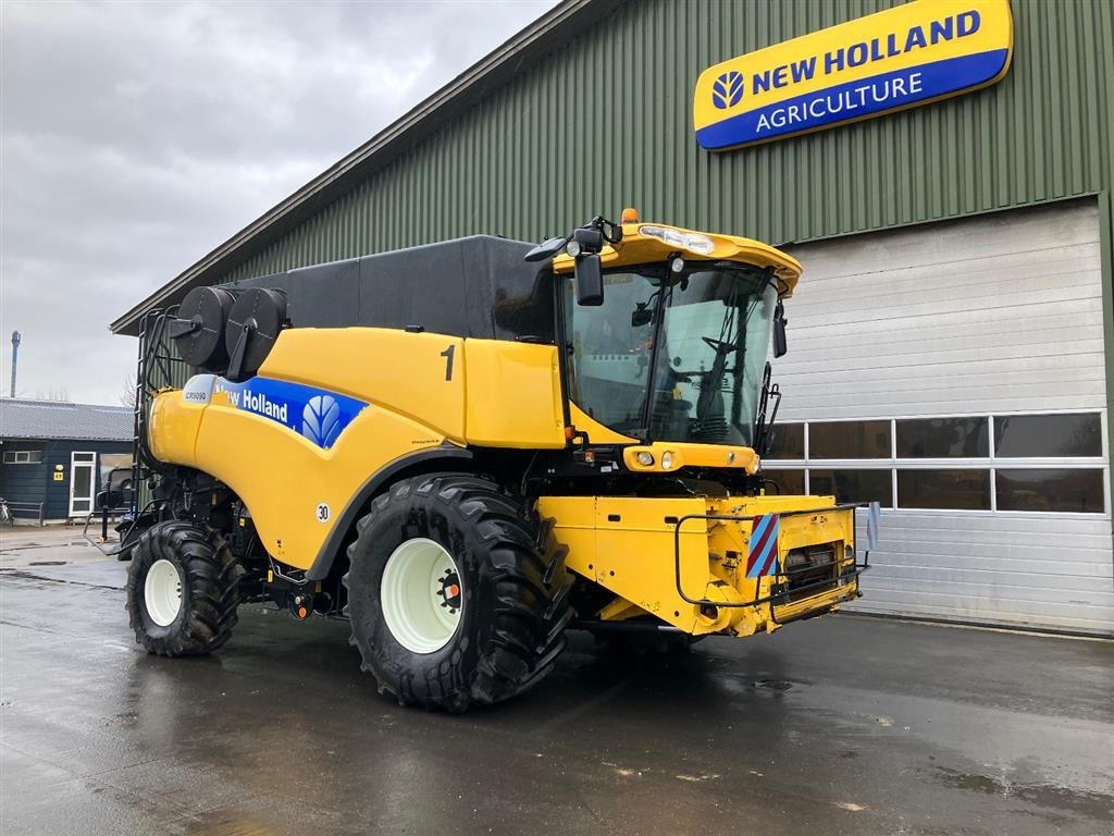 Mähdrescher of the type New Holland CR 9090 SLH Elevation Kørt på Fyn. Selvoprettende solkasse. Incl. 35" NH Vario Feed skærebord. Kan ses på Fyn. OptiSpread, avnspreder, udbytte og fugtmåler, Intelliview III, kompressoer, kamera, SmartSteer, AGR Ready mm., Gebrauchtmaschine in Kolding (Picture 3)