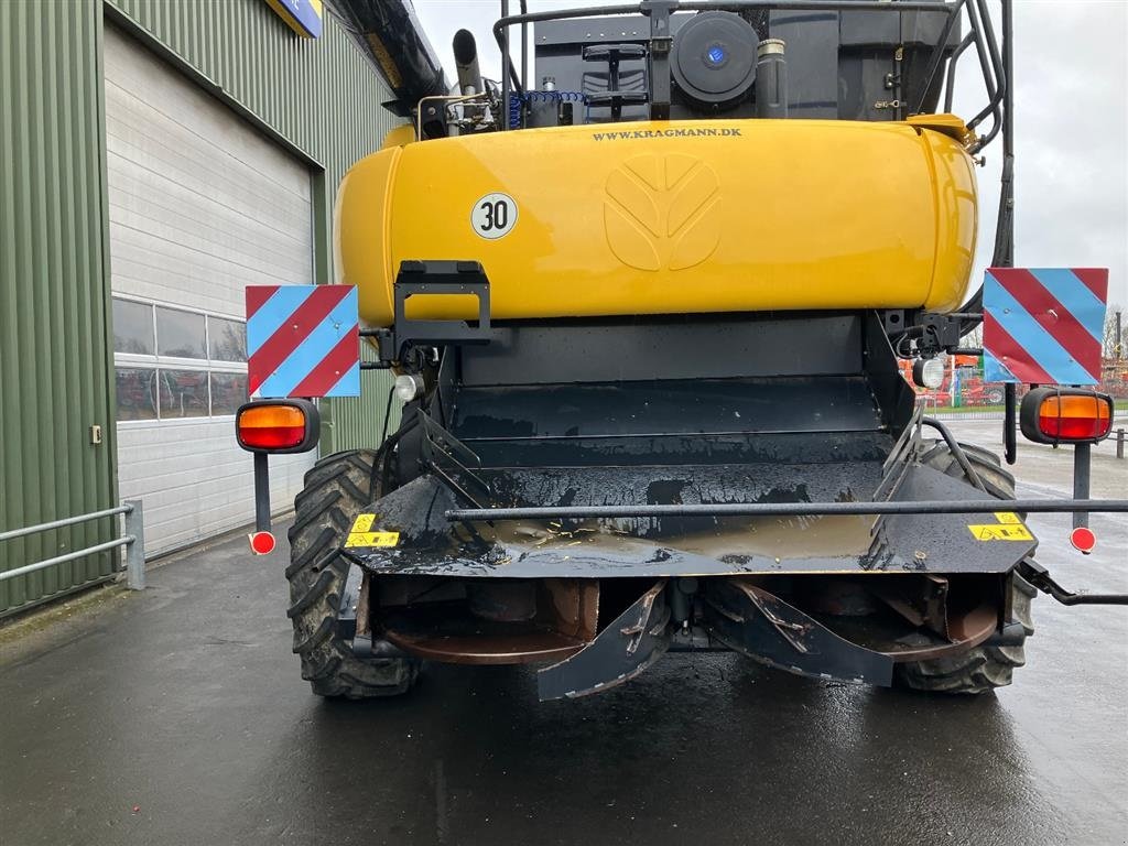 Mähdrescher typu New Holland CR 9090 SLH Elevation SOLGT!!! Kørt på Fyn. Selvoprettende solkasse. Incl. 35" NH Vario Feed skærebord. Kan ses på Fyn. OptiSpread, avnspreder, udbytte og fugtmåler, Intelliview III, kompressoer, kamera, SmartSteer, AGR Ready mm., Gebrauchtmaschine w Kolding (Zdjęcie 6)