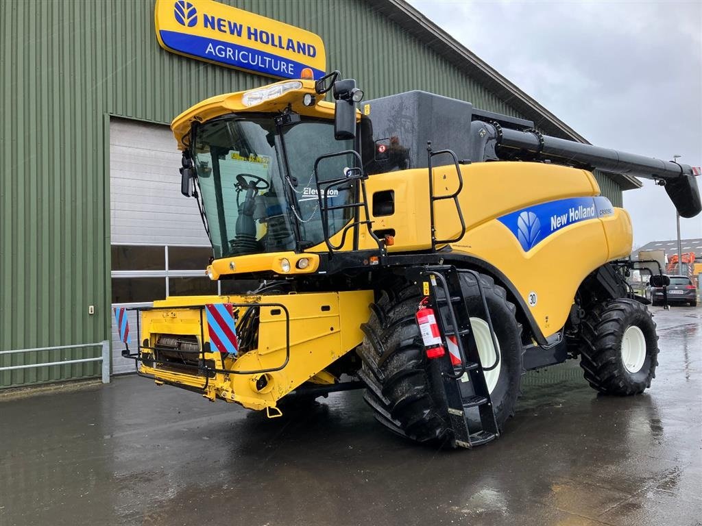 Mähdrescher typu New Holland CR 9090 SLH Elevation SOLGT!!! Kørt på Fyn. Selvoprettende solkasse. Incl. 35" NH Vario Feed skærebord. Kan ses på Fyn. OptiSpread, avnspreder, udbytte og fugtmåler, Intelliview III, kompressoer, kamera, SmartSteer, AGR Ready mm., Gebrauchtmaschine w Kolding (Zdjęcie 7)