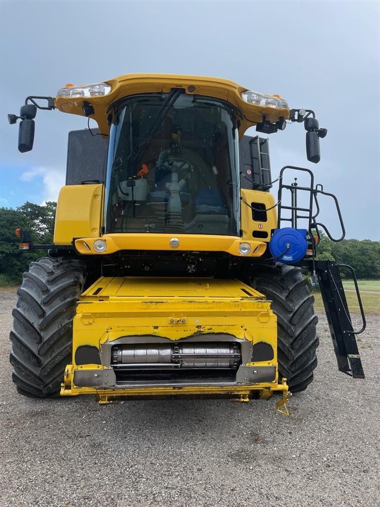 Mähdrescher van het type New Holland CR 9090 SLH Elevation, Gebrauchtmaschine in Hadsten (Foto 2)