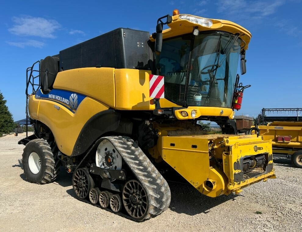 Mähdrescher del tipo New Holland CR 9090, Gebrauchtmaschine In LAIGNES (Immagine 2)