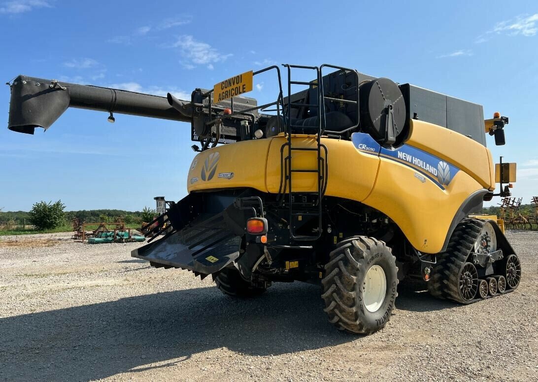 Mähdrescher of the type New Holland CR 9090, Gebrauchtmaschine in LAIGNES (Picture 3)