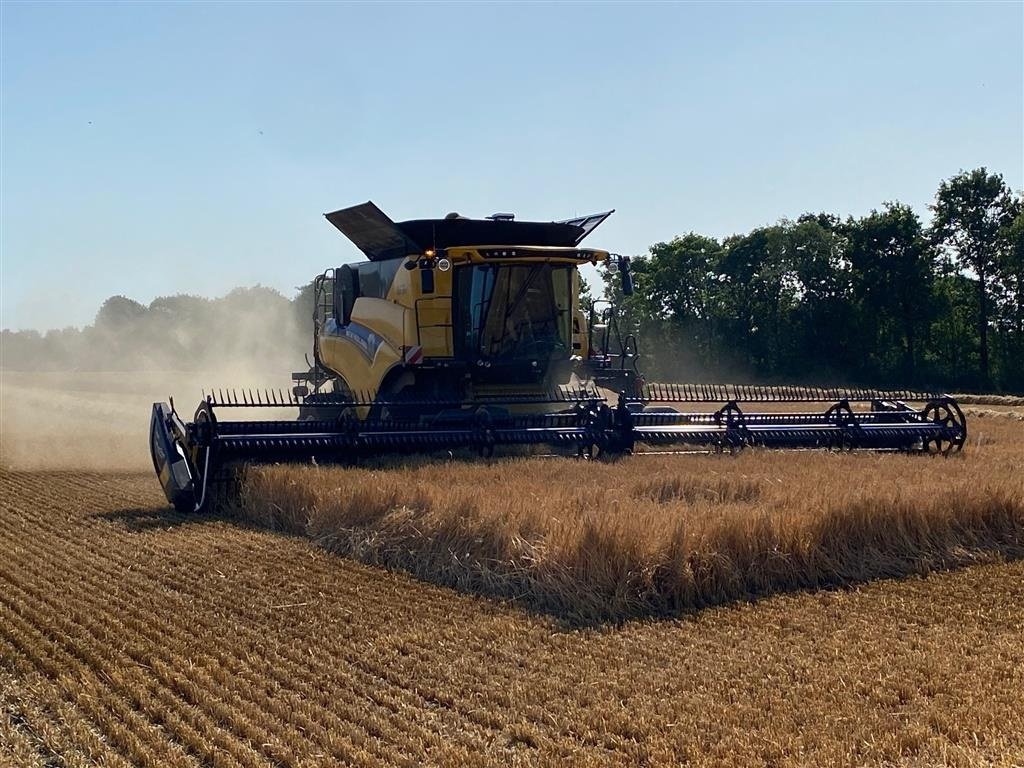 Mähdrescher of the type New Holland CR10.90 34" Traks 4WD, Gebrauchtmaschine in Holstebro (Picture 1)