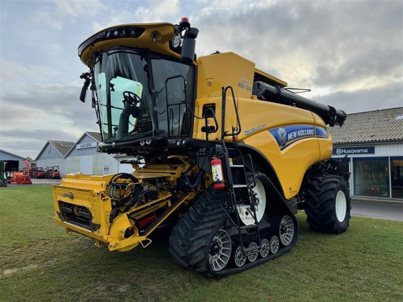 Mähdrescher of the type New Holland CR10.90 34" Traks 4WD, Gebrauchtmaschine in Holstebro (Picture 1)