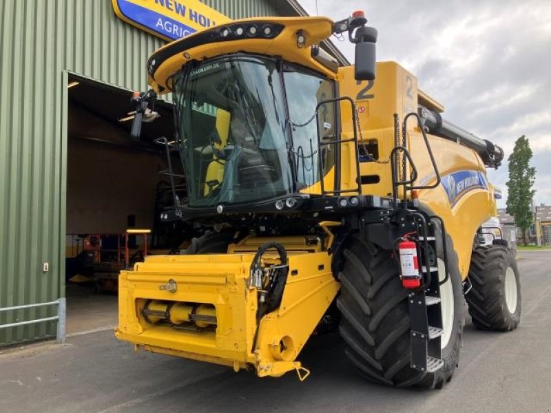 Mähdrescher of the type New Holland CR10.90, Gebrauchtmaschine in Middelfart (Picture 2)