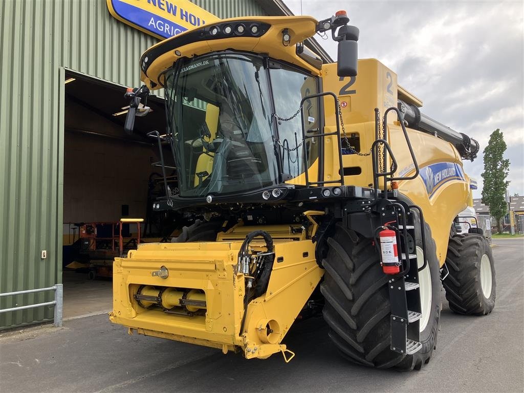 Mähdrescher van het type New Holland CR10.90, Gebrauchtmaschine in Middelfart (Foto 2)