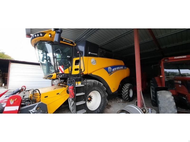 Mähdrescher del tipo New Holland CR8-90, Gebrauchtmaschine en ANTIGNY (Imagen 1)