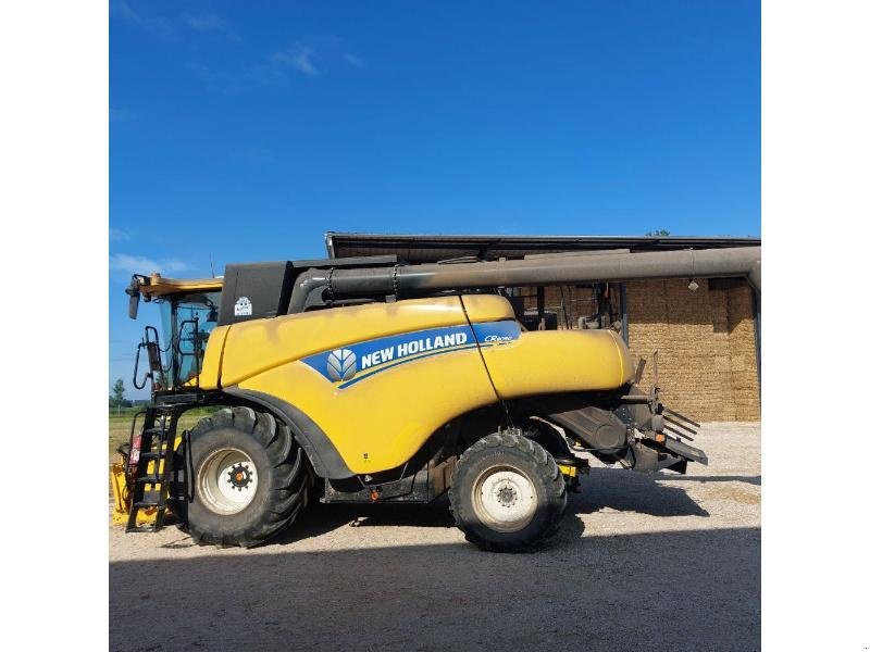 Mähdrescher van het type New Holland CR8080, Gebrauchtmaschine in CHAUMONT (Foto 5)