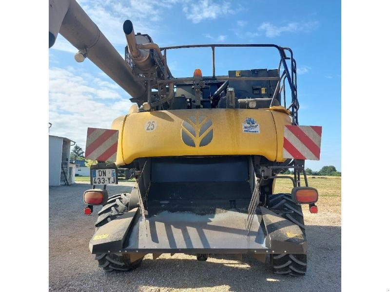 Mähdrescher van het type New Holland CR8080, Gebrauchtmaschine in CHAUMONT (Foto 3)