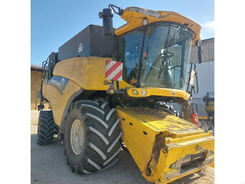 Mähdrescher van het type New Holland CR8080, Gebrauchtmaschine in CHAUMONT (Foto 2)