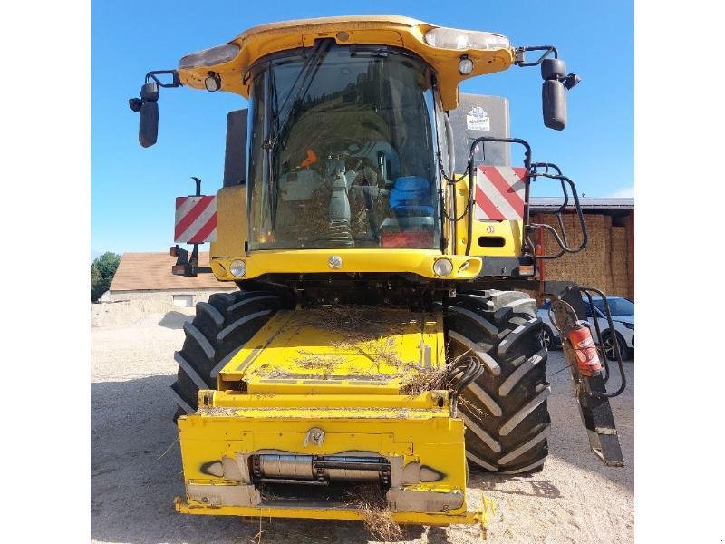 Mähdrescher van het type New Holland CR8080, Gebrauchtmaschine in CHAUMONT (Foto 1)