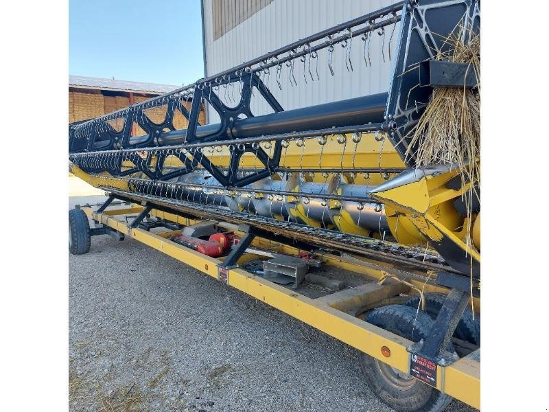 Mähdrescher van het type New Holland CR8080, Gebrauchtmaschine in CHAUMONT (Foto 4)