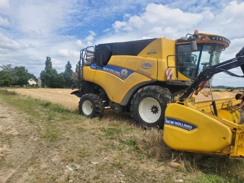 Mähdrescher типа New Holland CR8.80, Gebrauchtmaschine в BRAY en Val