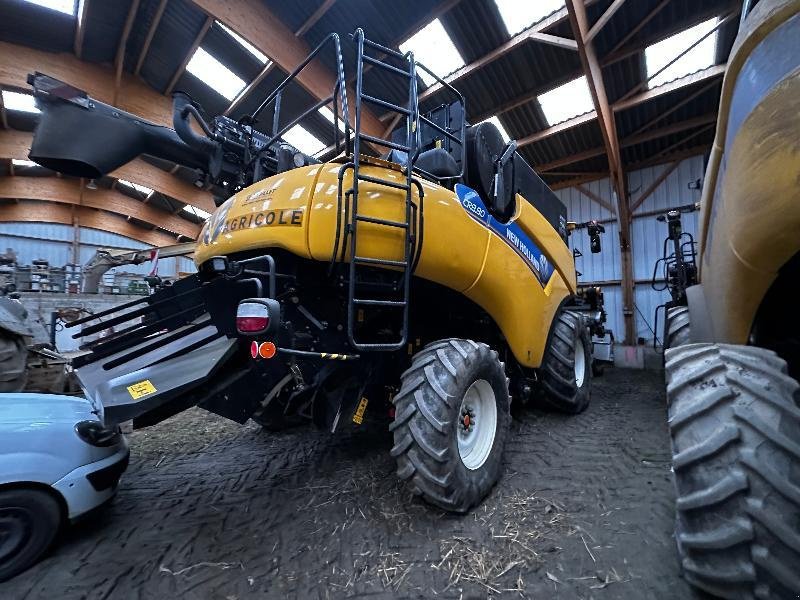 Mähdrescher tip New Holland CR880, Gebrauchtmaschine in PONTIVY (Poză 1)