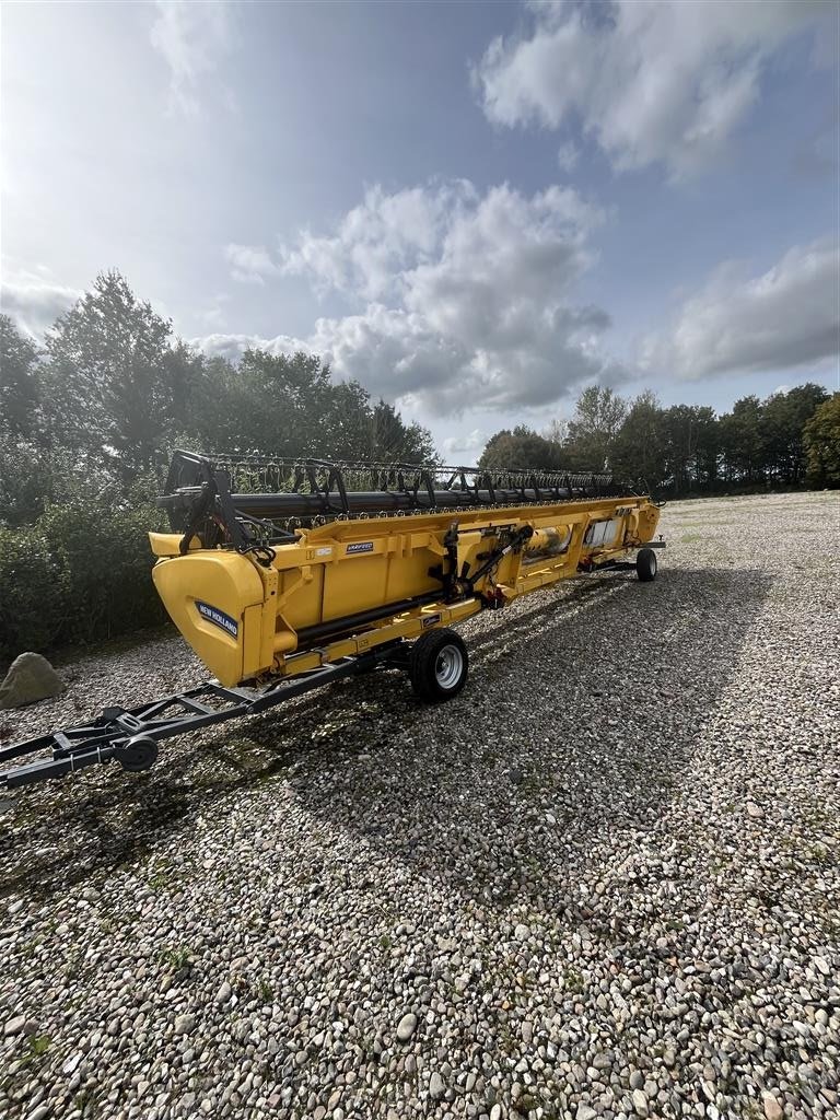 Mähdrescher of the type New Holland CR8.90 ST5, Gebrauchtmaschine in Maribo (Picture 4)