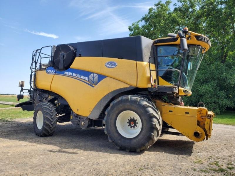 Mähdrescher of the type New Holland CR8.90, Gebrauchtmaschine in BRAY en Val (Picture 2)