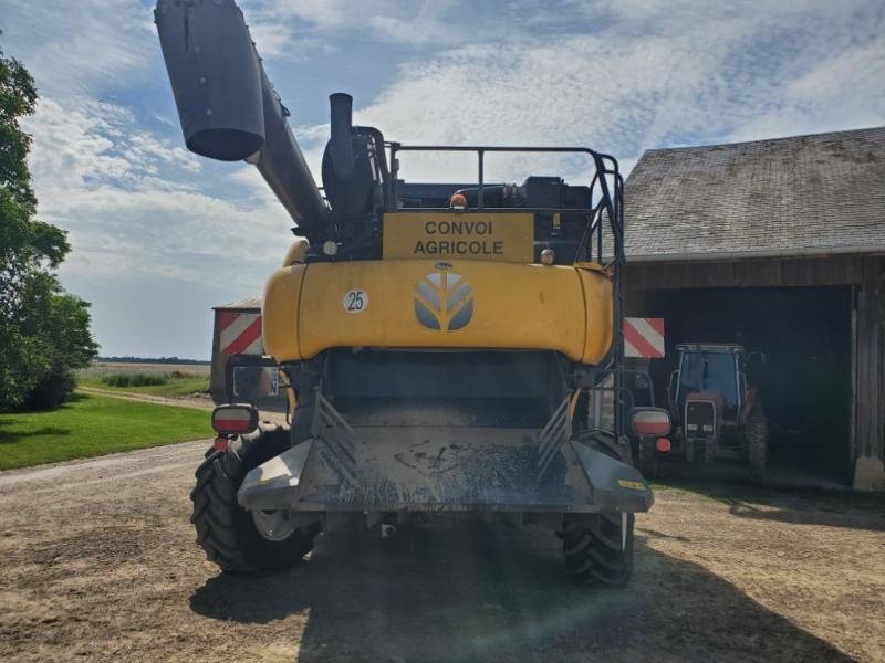 Mähdrescher of the type New Holland CR8.90, Gebrauchtmaschine in BRAY en Val (Picture 5)