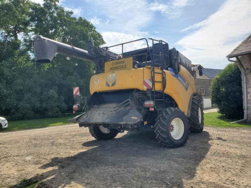 Mähdrescher tip New Holland CR8.90, Gebrauchtmaschine in BRAY en Val (Poză 4)