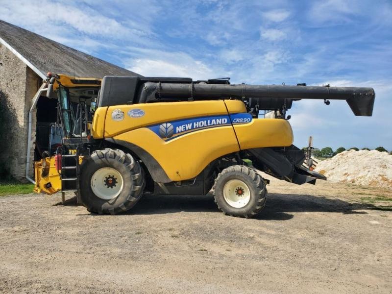 Mähdrescher of the type New Holland CR8.90, Gebrauchtmaschine in BRAY en Val