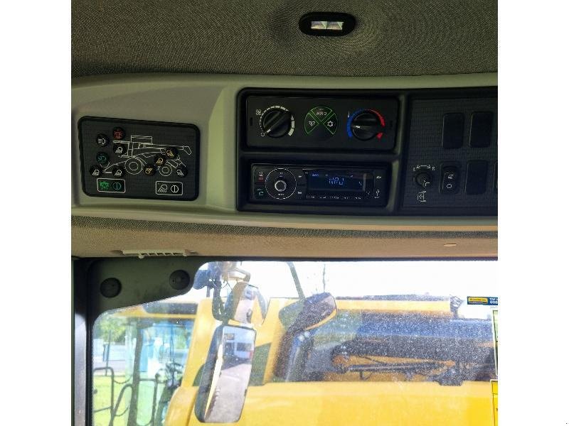 Mähdrescher del tipo New Holland CR8.90, Gebrauchtmaschine In BRAY en Val (Immagine 7)