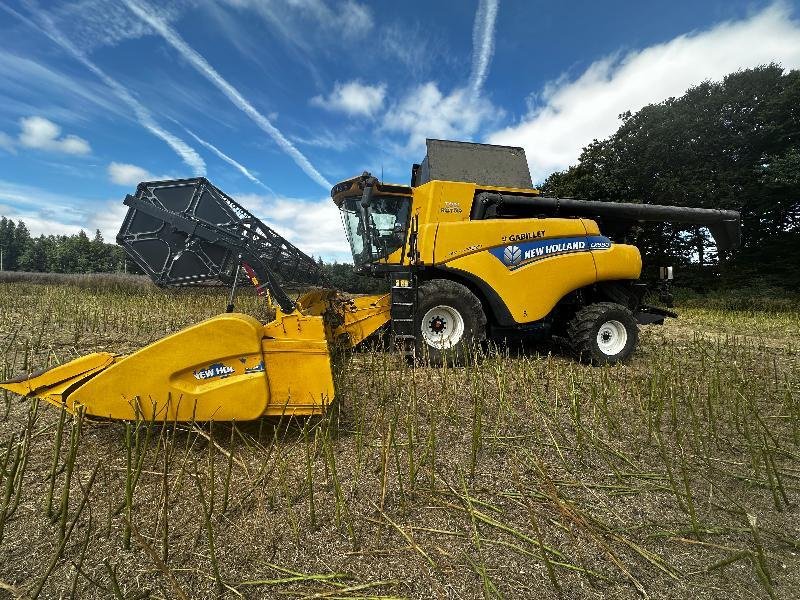 Mähdrescher tip New Holland CR890, Gebrauchtmaschine in PONTIVY (Poză 1)