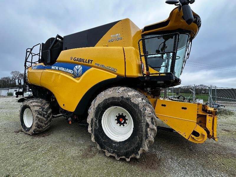 Mähdrescher des Typs New Holland CR890, Gebrauchtmaschine in PONTIVY (Bild 3)