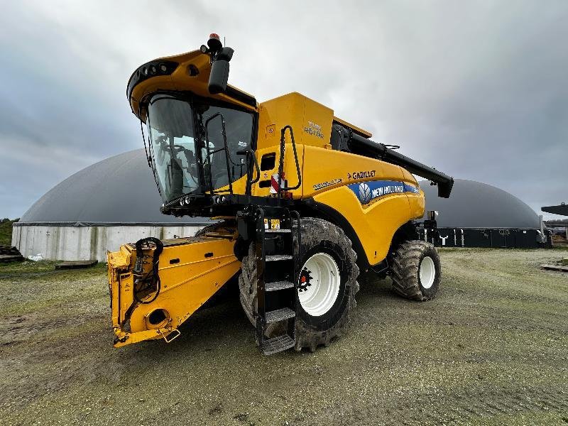 Mähdrescher van het type New Holland CR890, Gebrauchtmaschine in PONTIVY