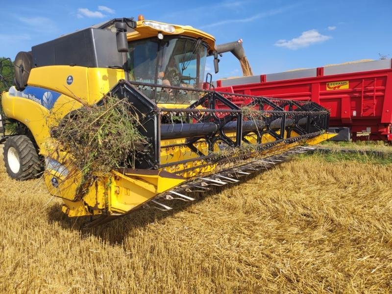 Mähdrescher du type New Holland CR9060, Gebrauchtmaschine en ANTIGNY (Photo 1)