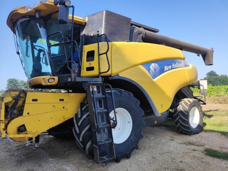 Mähdrescher van het type New Holland CR9060, Gebrauchtmaschine in ANTIGNY (Foto 1)