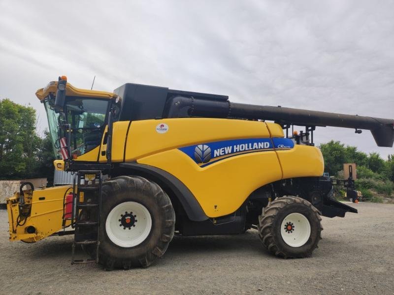 Mähdrescher du type New Holland CR9070E, Gebrauchtmaschine en ANTIGNY (Photo 1)