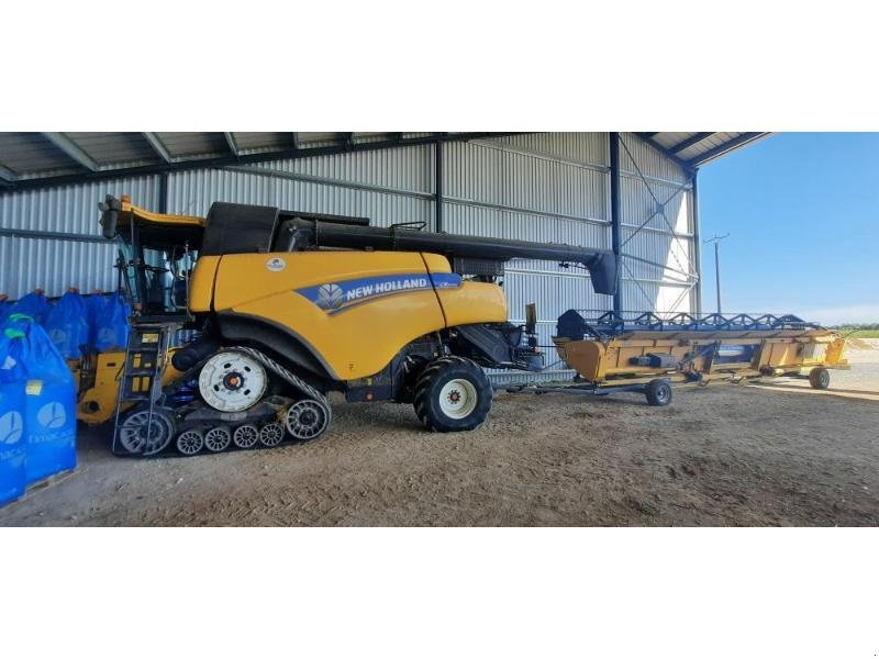 Mähdrescher van het type New Holland CR9090E, Gebrauchtmaschine in ANTIGNY (Foto 1)