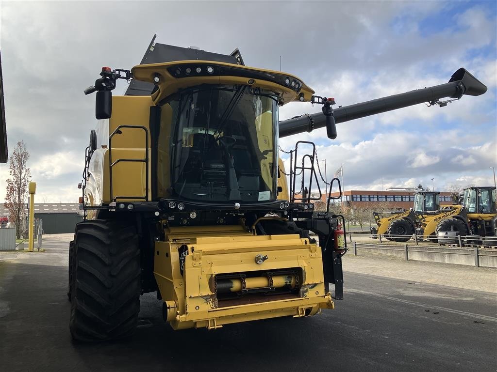 Mähdrescher van het type New Holland CR9.80, Gebrauchtmaschine in Middelfart (Foto 2)