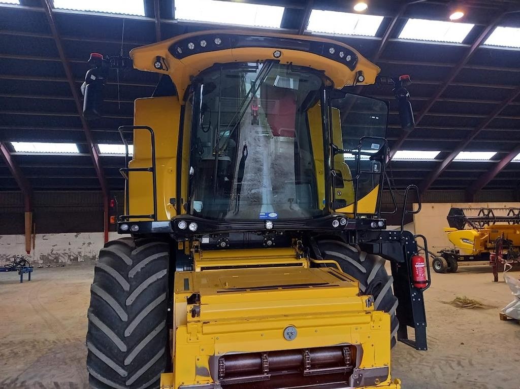 Mähdrescher van het type New Holland CR9.80, Gebrauchtmaschine in Roskilde (Foto 3)