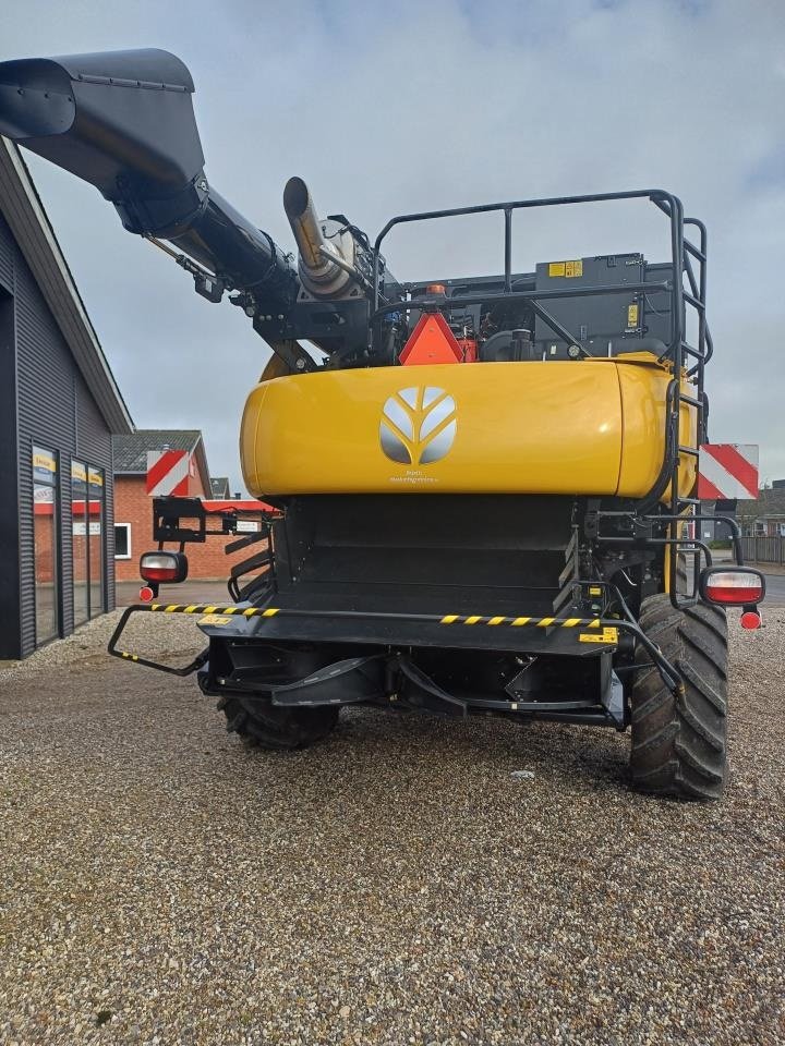 Mähdrescher van het type New Holland CR9.90 ST5, Gebrauchtmaschine in Skjern (Foto 5)