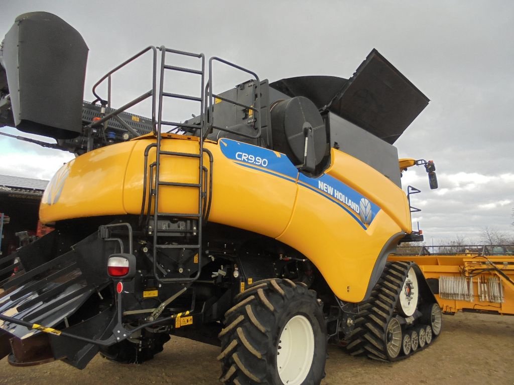 Mähdrescher van het type New Holland CR9.90, Gebrauchtmaschine in AUTHON (Foto 5)