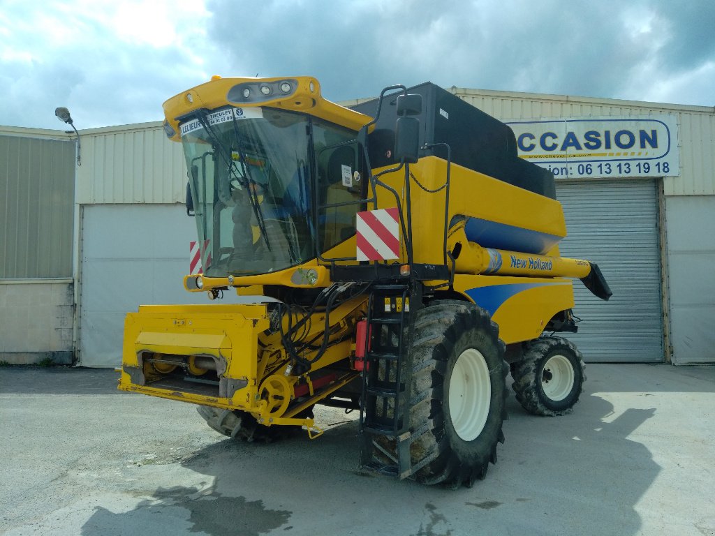 Mähdrescher du type New Holland CSX 7050, Gebrauchtmaschine en Chauvoncourt (Photo 1)