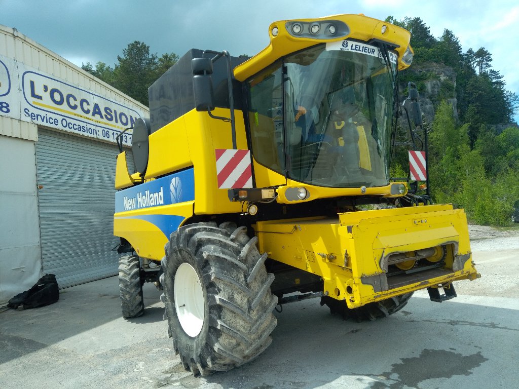 Mähdrescher du type New Holland CSX 7050, Gebrauchtmaschine en Chauvoncourt (Photo 2)