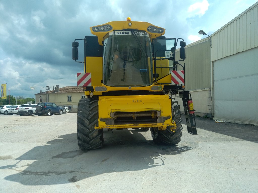 Mähdrescher del tipo New Holland CSX 7050, Gebrauchtmaschine en Lérouville (Imagen 7)