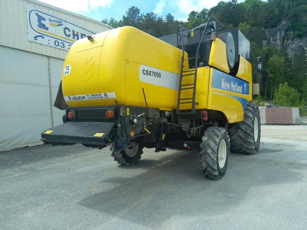 Mähdrescher du type New Holland CSX 7050, Gebrauchtmaschine en Chauvoncourt (Photo 4)