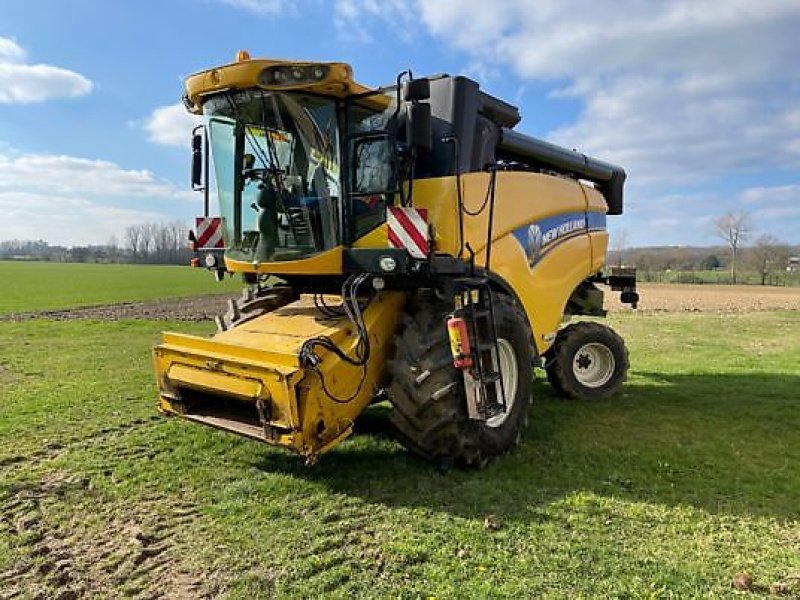 Mähdrescher van het type New Holland CX 5090, Gebrauchtmaschine in MOISSAC (Foto 2)