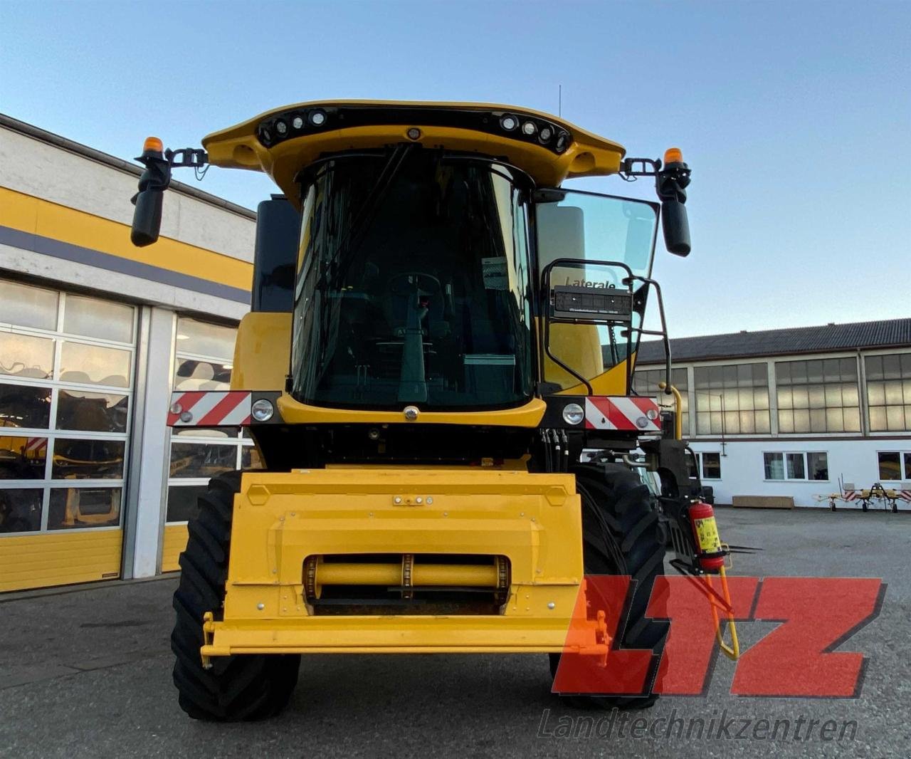 Mähdrescher van het type New Holland CX 5.90 LATERALE Vorführer, Neumaschine in Ampfing (Foto 2)