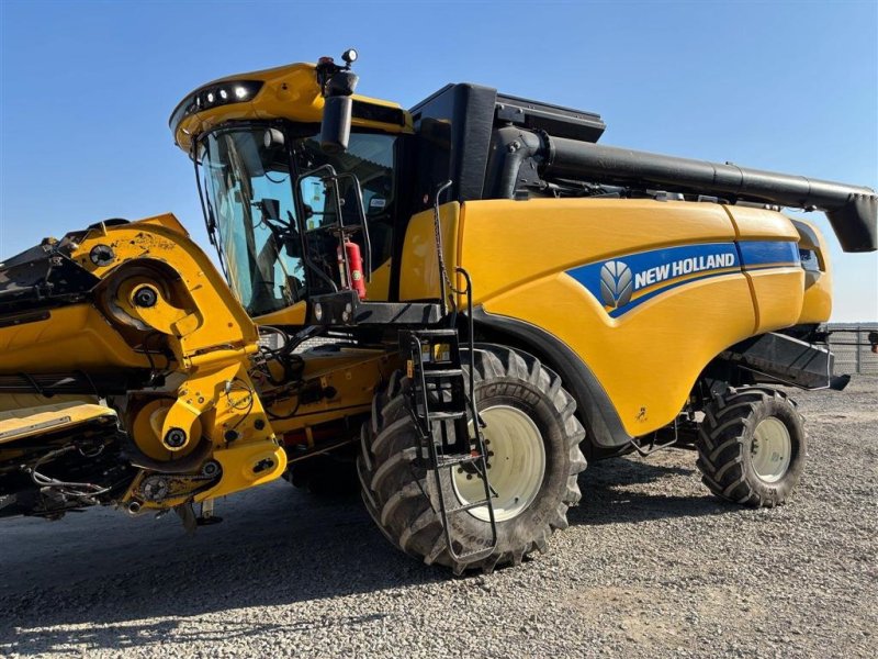 Mähdrescher van het type New Holland CX 6.90 4WD Komplet pakke med 4WD, Majsbord og alm. skærebord. Rystermaskine. Ring til Ulrik for mere info på 40255544. Jeg snakker Jysk, tysk og engelsk., Gebrauchtmaschine in Kolding