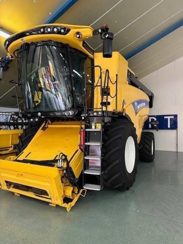 Mähdrescher van het type New Holland CX 8.70 demo uit voorraad leverbaar scherpe prijs, Gebrauchtmaschine in Heijningen (Foto 1)