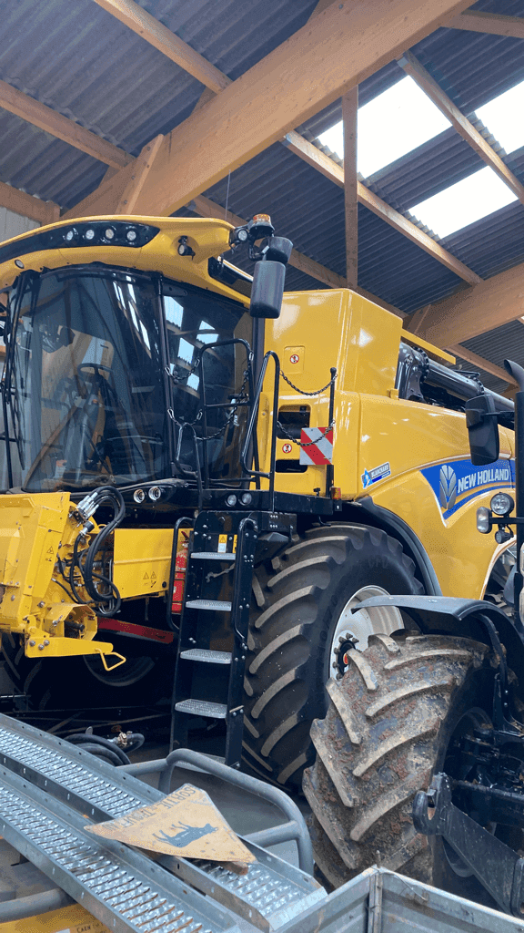 Mähdrescher du type New Holland CX 8.70, Gebrauchtmaschine en CINTHEAUX (Photo 1)