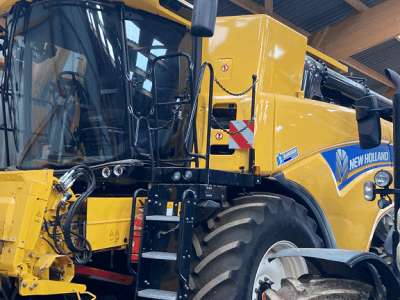 Mähdrescher Türe ait New Holland CX 8.70, Gebrauchtmaschine içinde CINTHEAUX