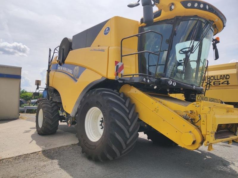 Mähdrescher van het type New Holland CX8-70, Gebrauchtmaschine in ANTIGNY (Foto 3)